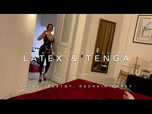 ❤️ Ngoanana e monyane ea nang le hlooho e khubelu ea apereng seaparo sa latex se kentsoeng ke ntate oa bobeli Litšoantšo tsa bootsoa ka morao ❌
